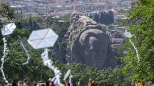 İzmir Kadifekale semaları renklendi