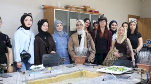 Kocaeli’de üniversiteliler Beyaz Kalpler’de ders işledi