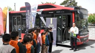 Konya’daki öğrenciler “Nezaket Otobüsü” ile öğreniyor