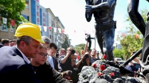 Manisa Soma’da 301 madenci karanfillerle anıldı