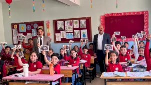 Mardin Yeşilli PTT İlçe Müdürü Serdar Avuka’dan öğrencilere bayram sevinci