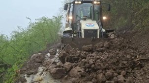 Trabzon’da heyelan sonrası 4 yol açıldı