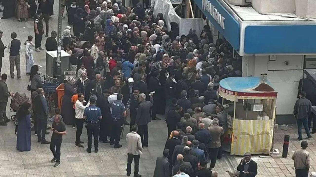 Ağrı'da sosyal yardım kuyruğu! Halkbank’a acil önlem çağrısı
