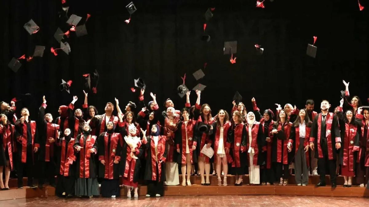 Artvin Çoruh Üniversitesi'nde mezuniyet coşkusunu 