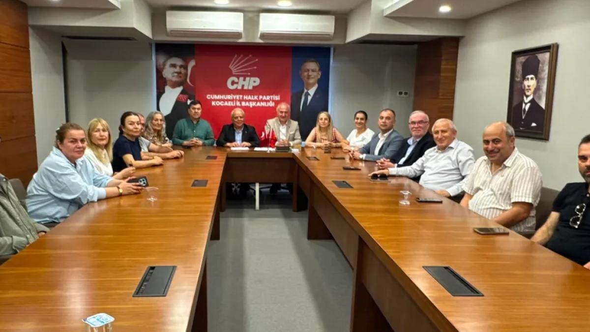 CHP Kocaeli Parti Okulu eğitmenlerinden Özgür Özel'e destek 