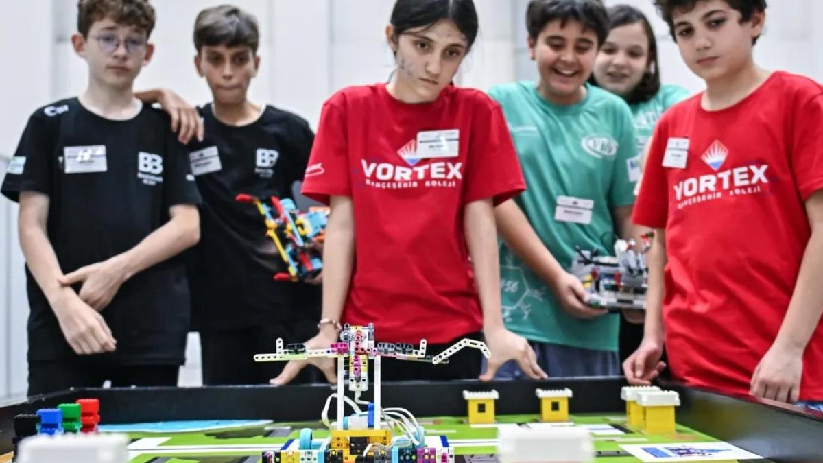 Dünya Robot Olimpiyatı Türkiye Finali’nde teknoloji ve yarat