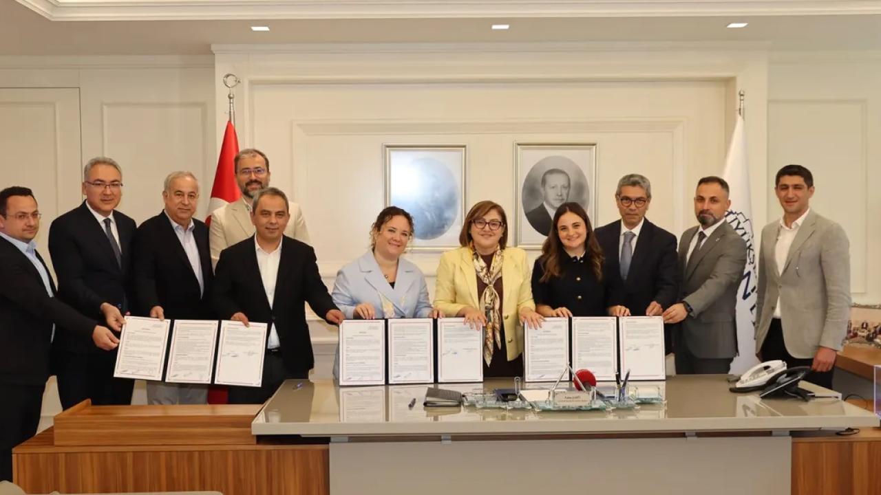 Gaziantep'te GASMEK binası için protokol