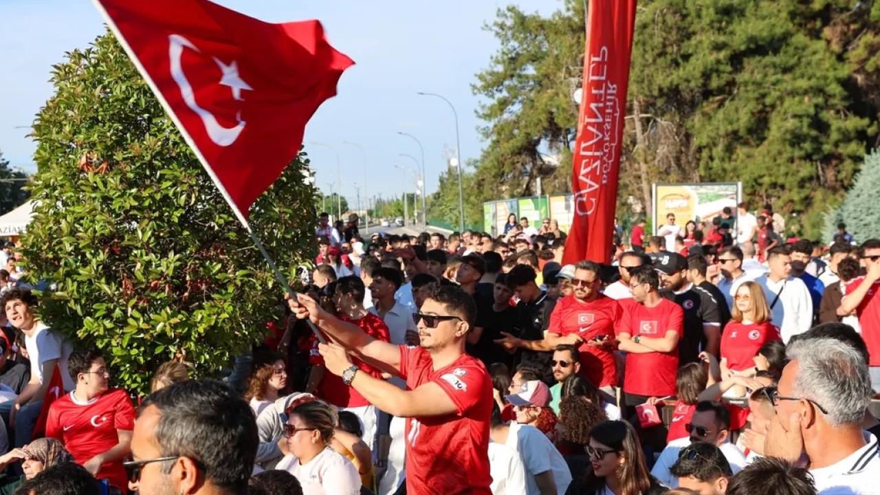 Gaziantep'te milli heyecan Üniversite Meydanı’nda yaşandı