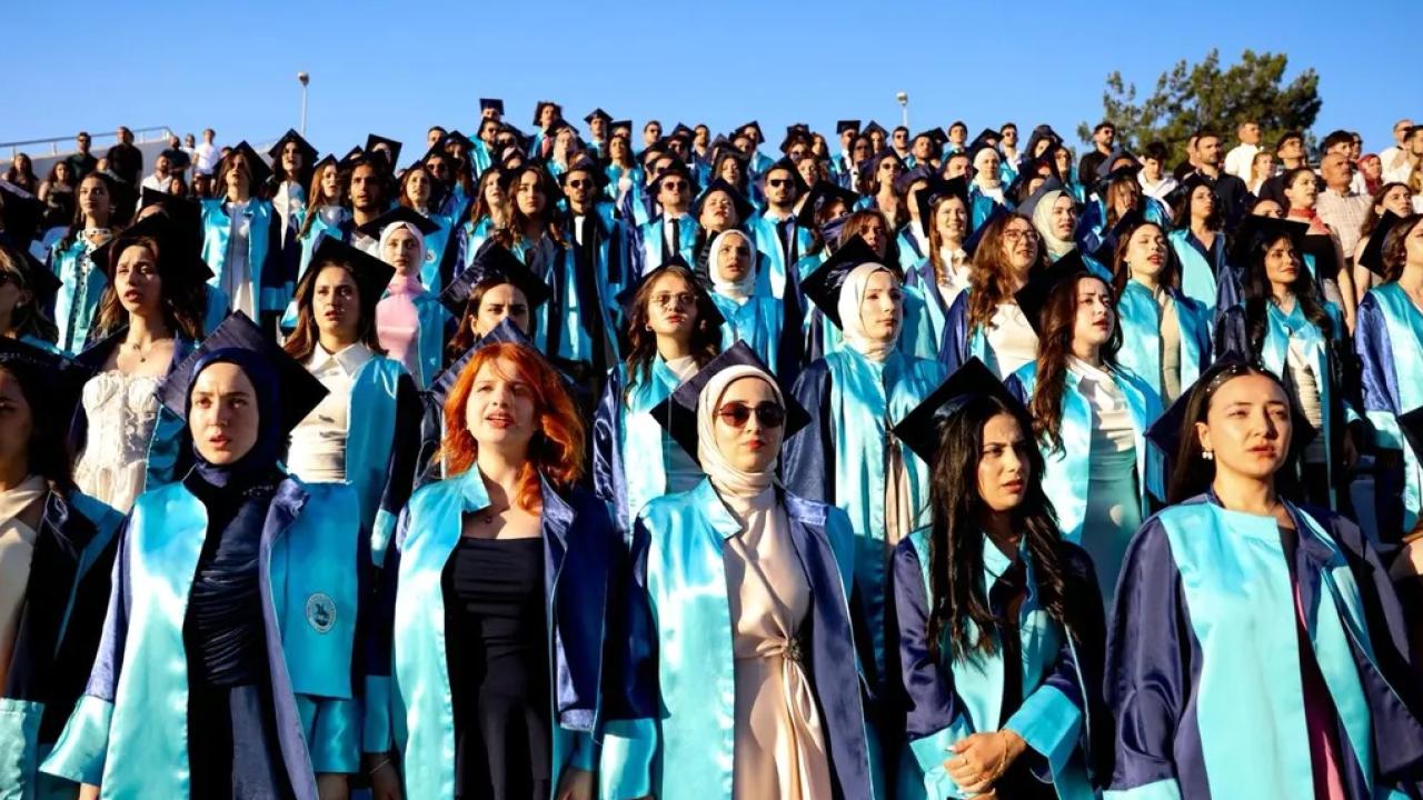 Geleceğin hemşirelerinden mezuniyet sevinci