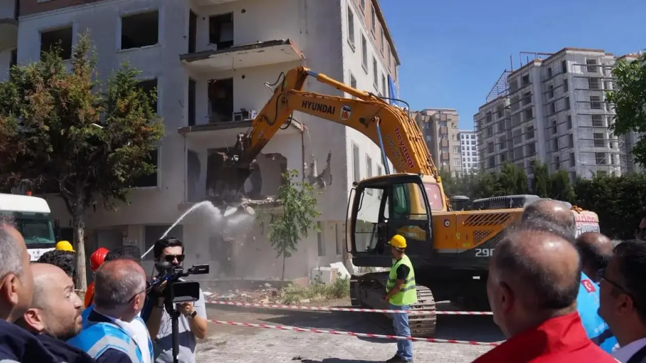 İstanbul Beylikdüzü’nde riskli site yıkıldı! İBB'd
