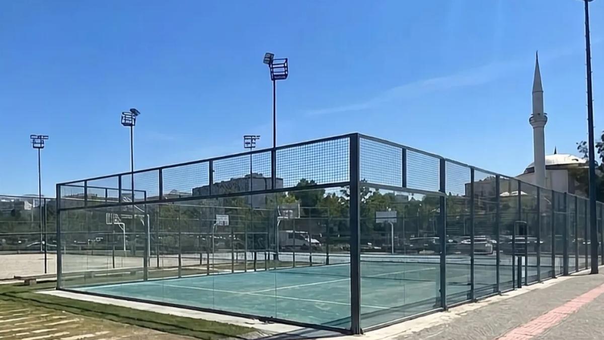 İzmir Bostanlı Sahili’ne yeni padel kortlar geliyor