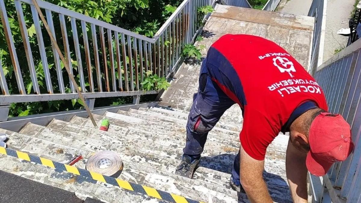 Kocaeli Büyükşehir'den üst geçitlere güvenli bakım