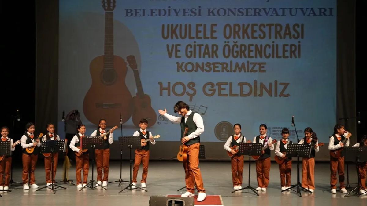 Kocaeli'de konservatuvar öğrencileri hem çaldı hem