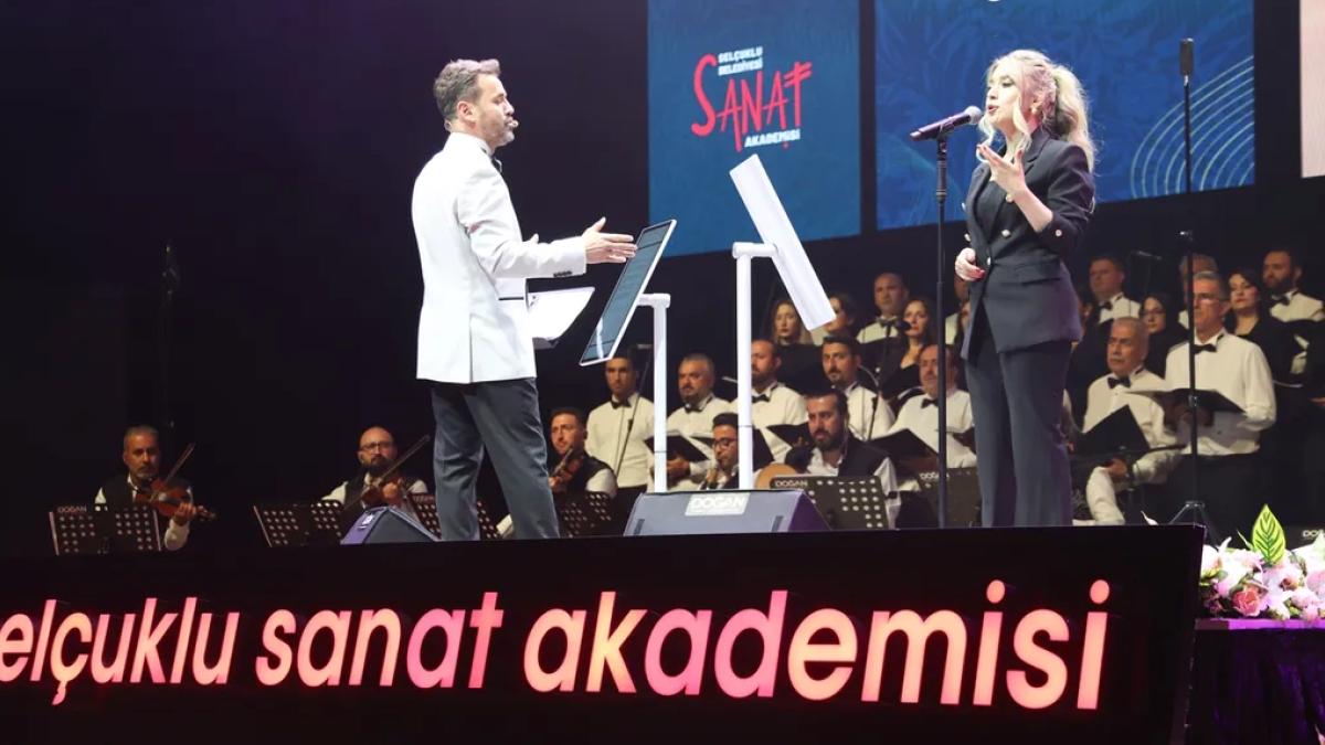 Konya Selçuklu'da Müzeyyen Senar şarkıları yankılandı