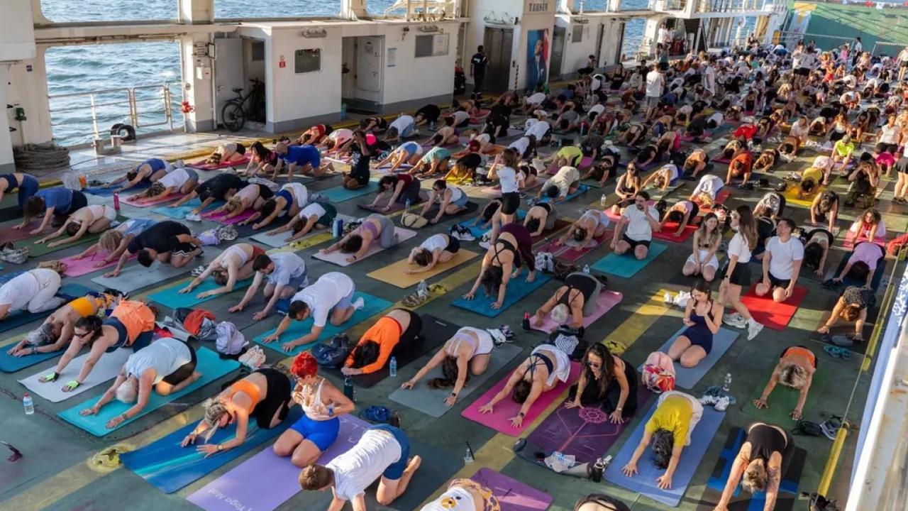Körfez’in mavisinde 400 kişilik yoga buluşması