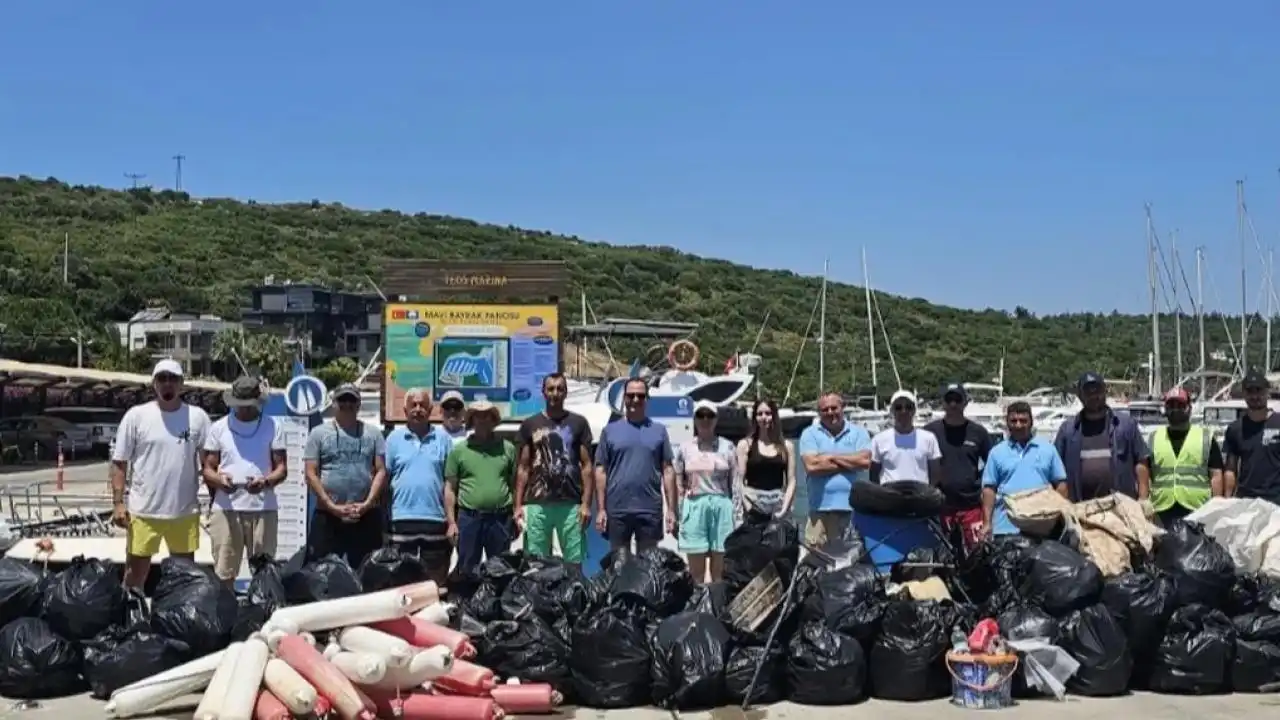 Sığacık koylarında yıllardır sessiz sedasız temizlik yapıyor