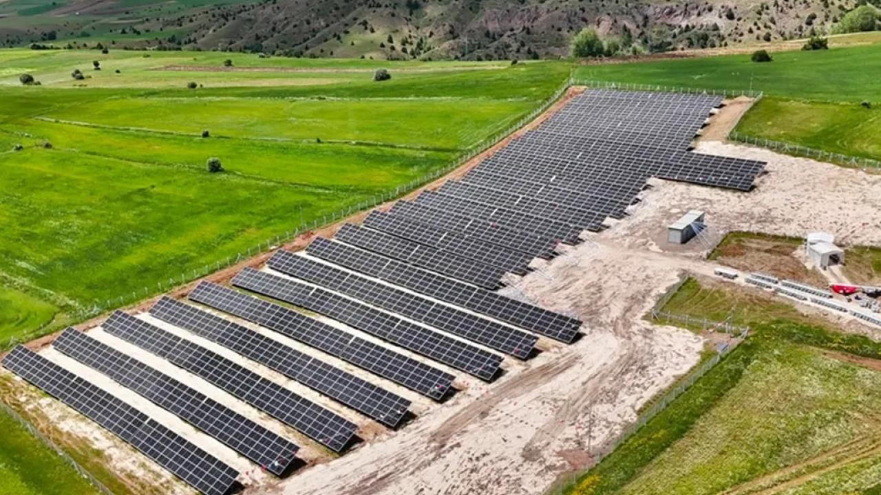 Sivas Belediyesi enerjisini güneşten üretecek... Özbelsan GES hizmete girdi