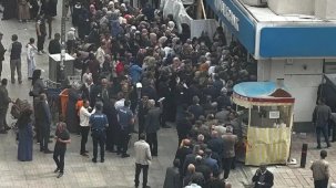 Ağrı'da sosyal yardım kuyruğu! Halkbank’a acil önlem çağrısı