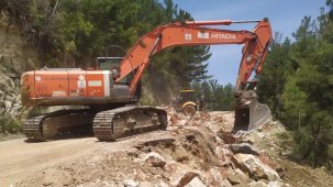 Antalya 'da Büyükşehir ekiplerinden yol mesaisi