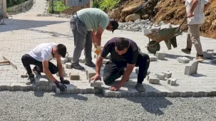 Artvin’de köy mahalle yollarına kilitli parke taşı