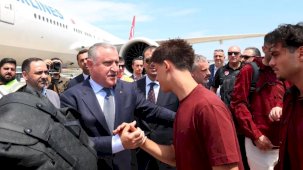 Bakan Bak millileri uğurladı