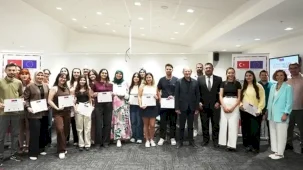 Denizli’de gençler dijital tasarım sertifikalarını aldı