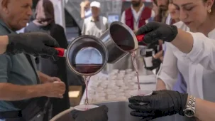 Diyarbakır'da Ulu Cami önünde reyhan şerbeti ikramı