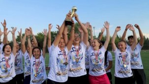 Eskişehir Büyükşehir spor kulübü kupayı kaldırdı