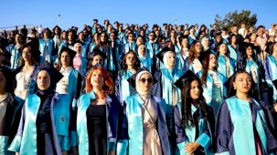 Geleceğin hemşirelerinden mezuniyet sevinci