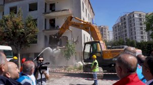 İstanbul Beylikdüzü’nde riskli site yıkıldı! İBB'den 'dönüşüm' mesajı