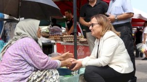 İzmir Güzelbahçe'de Başkan Vekili Akın'dan semt pazarlarına ziyaret