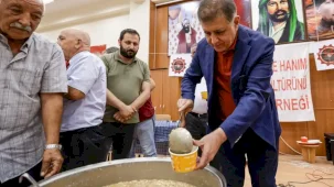 İzmir'de Başkan Tugay aşure lokmasını paylaştı