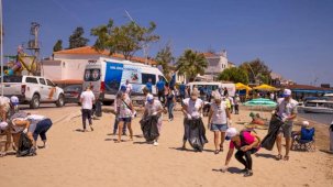 İzmir'de Kocakum Plajı'ndan 750 kilogram atık toplandı