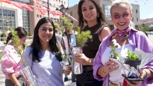 Keçiören'de uyuşturucuyla mücadele günü kapsamında fidan ve fide dağıtıldı