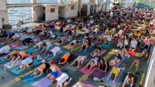 Körfez’in mavisinde 400 kişilik yoga buluşması