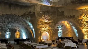 Mardin'de 15 yıllık emek: Kayaları oyup 400 kişilik dev mağara restaurant açtı!