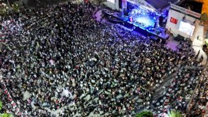 Mardin'de tarihi rekor: Kiraz Festivali’nin kapanışında 65 bin kişi Funda Arar ile coştu!