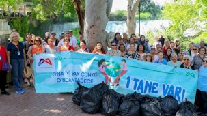 Mersin'de vatandaşlar çevre temizliği yaptı