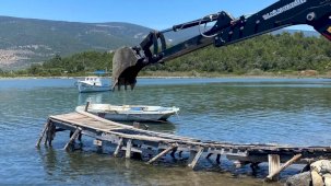 Muğla Milas'ta kaçak iskeleler yıkılıyor