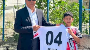 Seyit Ateş, Ağrılı taraftar Şevhat'ın Beşiktaş forması hayalini gerçekleştirdi