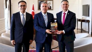Vali Elban'a İzmir Eğitim Müfettişleri'nden 'Disiplin Soruşturması' kitabı