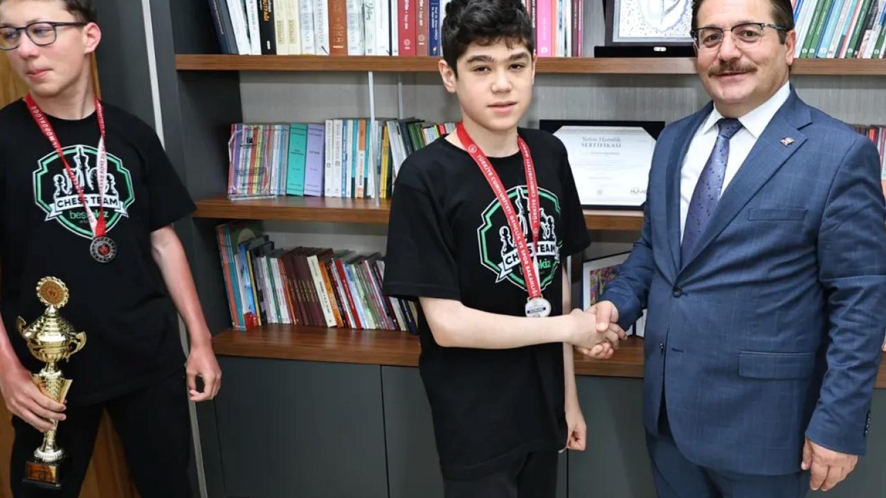 Türkiye ikincisi satranç takımından İl Milli Eğitim'e ziyaret