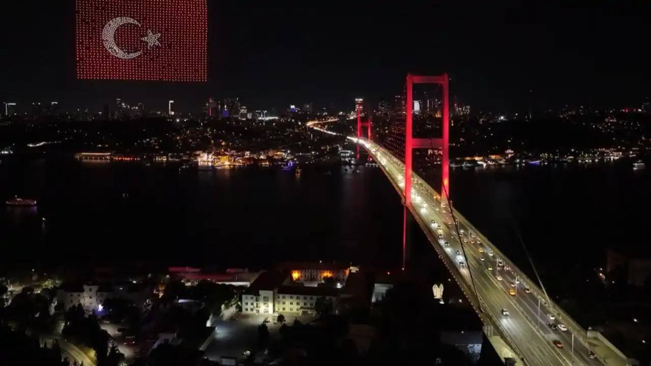15 Temmuz Şehitler Köprüsü semalarında dronlarla ışık gösterisi büyüledi