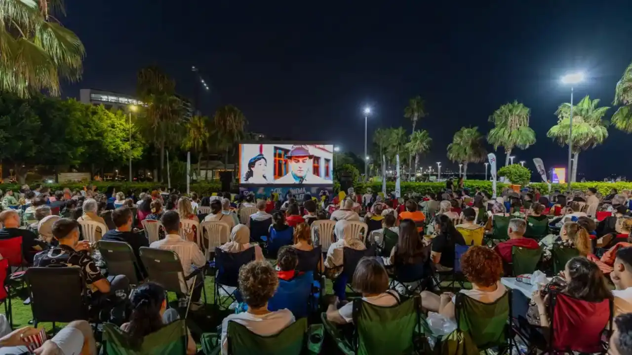 Açık hava sinema keyfi günümüze taşındı
