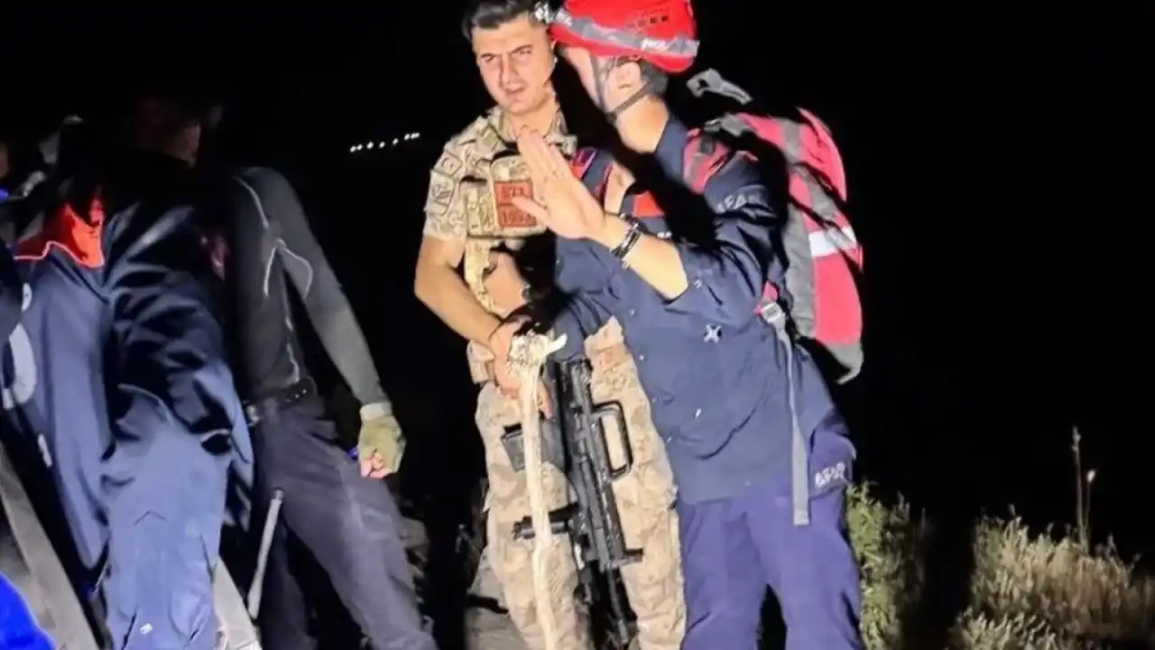 AFAD Şırnak'ta dağlık alanda mahsur kalan kişileri kurtardı