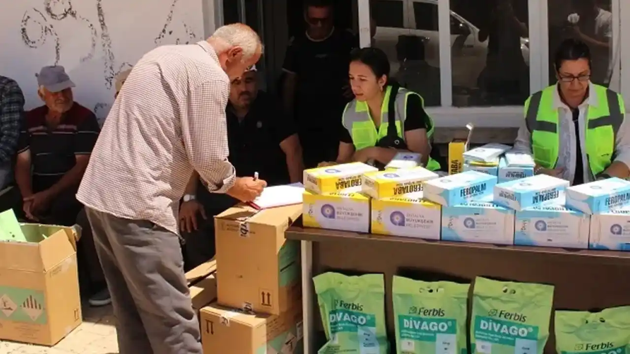 Antalya Büyükşehir'den selden etkilenen üreticilere destek