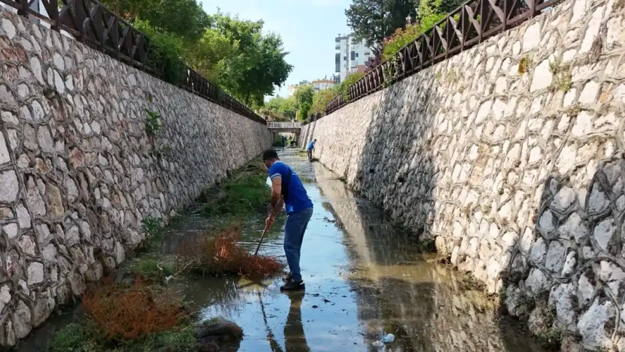 Antalya Konyaaltı’nda kapsamlı kanal temizliği