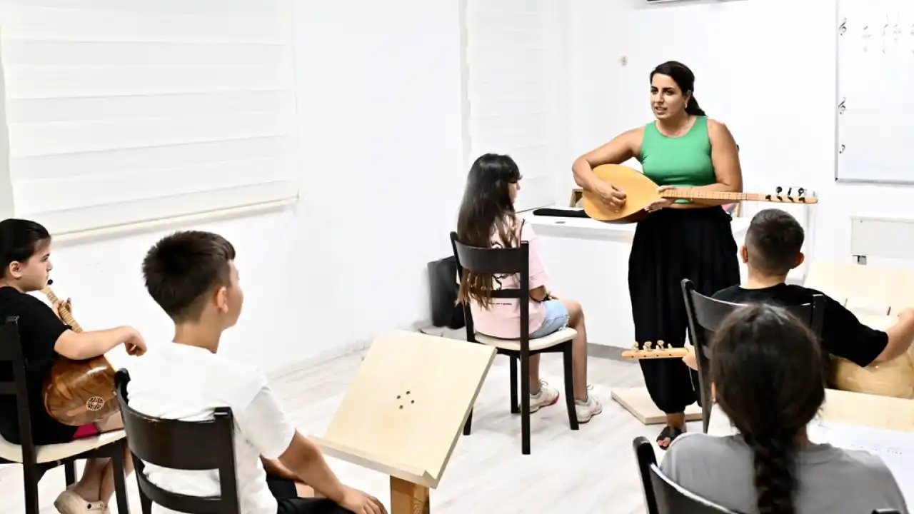 Antalya'da bağlamanın sesi Değirmenönü’nde yankılanıyor