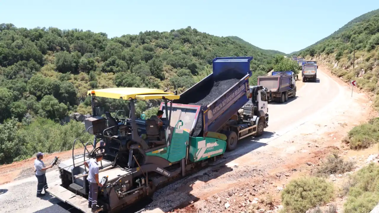 Antalya'da Demre ile Kaş’ı birleştiren yolda çalışma