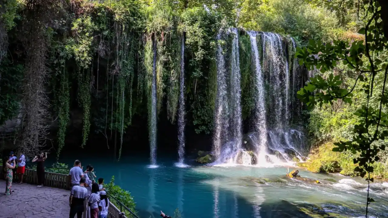 Antalya’da Düden Şelalesi ziyaretçilerini ağırlıyor